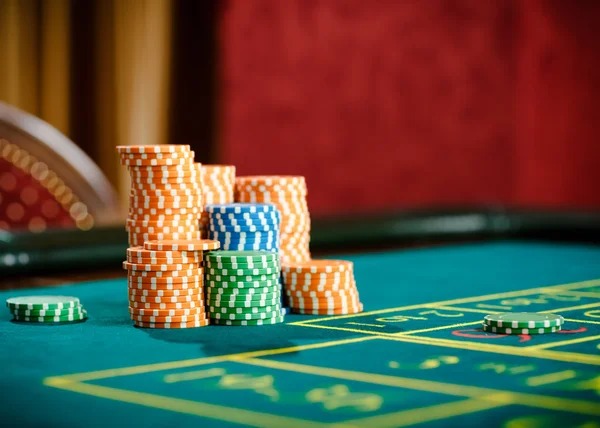Captain's Bounty game interface showing stake selection and spin button